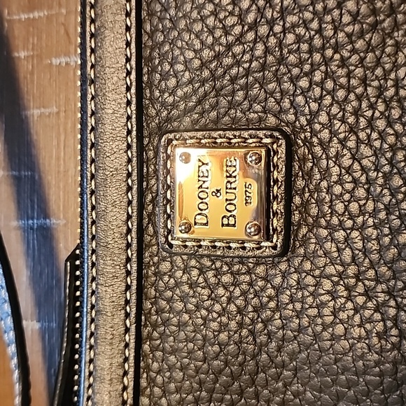 Dooney & Bourke 1975 Slim Black Leather Wristlet Gold Hardware - Picture 2 of 7